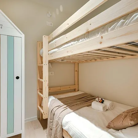 Huswell - Luxurious Two Bedroom With Lateral Seaview Apartment *